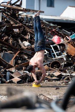 Eski Endüstriyel Hurdalıkta Elleri Olan Sarı Miğferde Dengeyi Koruyan Genç Adam - Kaslı Atletik Vücut Geliştirici Fitness Modeli Şınav Şınav Çekiyor