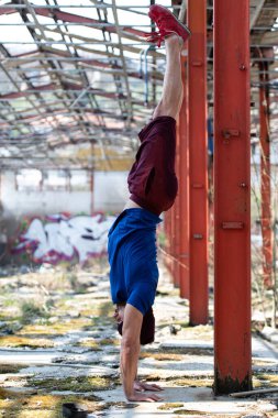 Yakışıklı Adam Depoda Güçlü Duruyor ve Dengeyi Koruyor - Kas Atletik Vücut Geliştirici Fitness Modeli Şınav Çekiyor