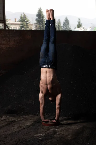 Young Man Keeping Balance Hands Warehouse Muscular Athletic Bodybuilder Fitness — Stock Photo, Image