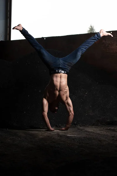 균형을 잘생긴 Warehouse Muscular Athletic Bodybuilder Fitness Model Doing Handstand — 스톡 사진