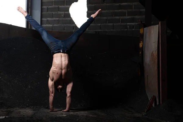 Warehouse Muscular Athletic Bodybuilder Fitness Model Doing Handstand Push — 스톡 사진