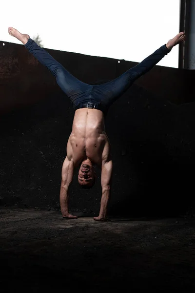 균형을 잘생긴 Warehouse Muscular Athletic Bodybuilder Fitness Model Doing Handstand — 스톡 사진