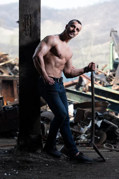 Homem Bonito Forte Sucata Metal Ferro Velho Industrial Músculos Flexaisw — Fotografia de Stock