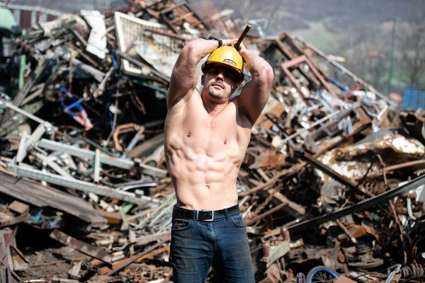 Homem Bonito Forte Sucata Metal Junkyard Industrial Músculos Flexing Muscular — Fotografia de Stock