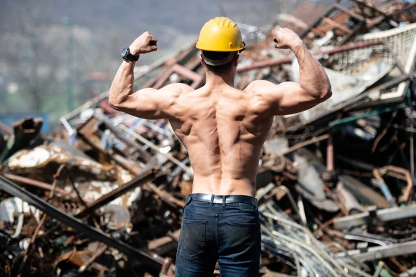 Porträt Eines Jungen Körperlich Fitten Mannes Der Industrieschrottplatz Steht Und — Stockfoto