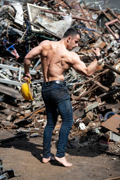 Portrait Jeune Homme Physiquement Apte Debout Dans Cour Malbouffe Industrielle — Photo