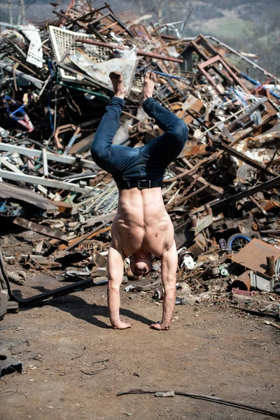 Jovem Homem Mantendo Equilíbrio Nas Mãos Velho Junk Yard Industrial — Fotografia de Stock