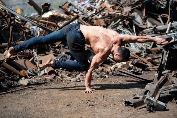 Jovem Homem Mantendo Equilíbrio Mão Velha Jarda Lixo Industrial Muscular — Fotografia de Stock