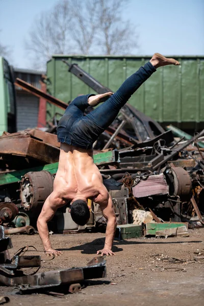 Jovem Homem Mantendo Equilíbrio Nas Mãos Velho Junk Yard Industrial — Fotografia de Stock