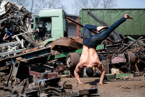 Knappe Man Houdt Evenwicht Handen Oude Industriële Junk Yard Muscular — Stockfoto