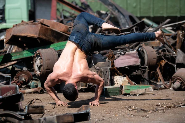 Knappe Man Houdt Evenwicht Handen Oude Industriële Junk Yard Muscular — Stockfoto