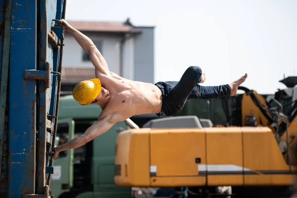 Muscular Man Doing Human Flag Exercise Part Bodybuilding Training Industrial — Stock Photo, Image