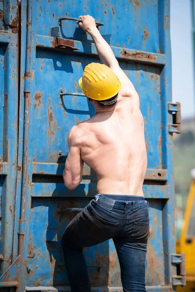 Jovem Atleta Está Subindo Para Reboque Livre Jarda Industrial Usando — Fotografia de Stock