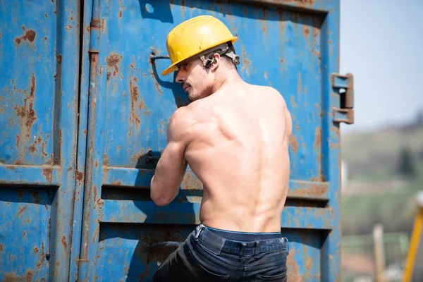 Junger Mann Klettert Industriegebiet Auf Anhänger Und Trägt Gelben Helm — Stockfoto
