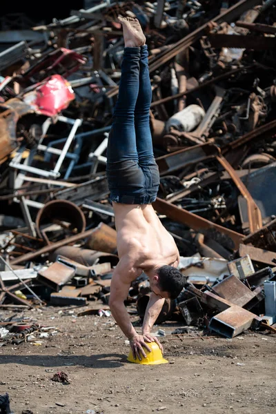 Young Man Atlete Doet Extreme Pushups Handstand Als Onderdeel Van — Stockfoto