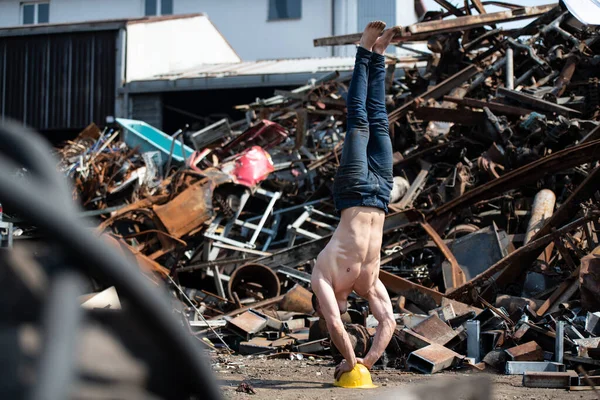 Knappe Man Houdt Evenwicht Gele Helm Met Handen Oude Industriële — Stockfoto