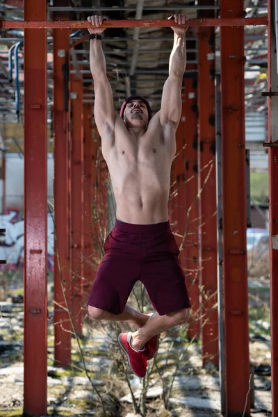 Snygg Muskulös Atletisk Man Gör Chin Ups Eller Dra Ups — Stockfoto