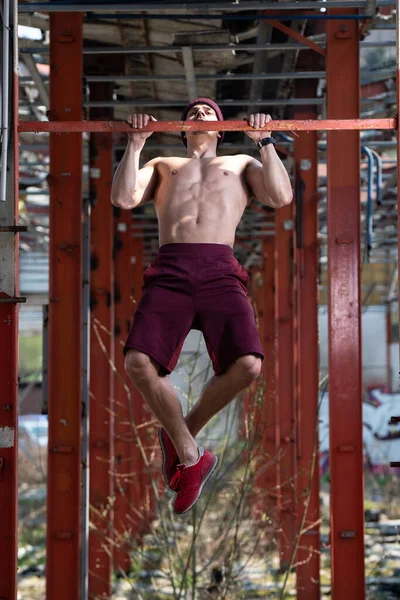 Young Muscular Athletic Bodybuilder Fitness Model Doing Chin Ups Pull — Stock Photo, Image