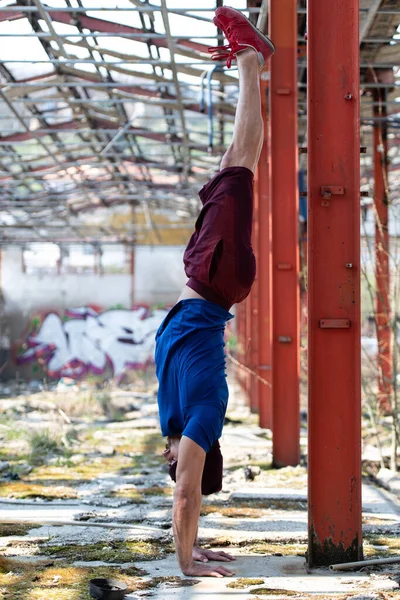 잘생긴 Warehouse Muscular Athletic Bodybuilder Fitness Model Doing Handstand — 스톡 사진