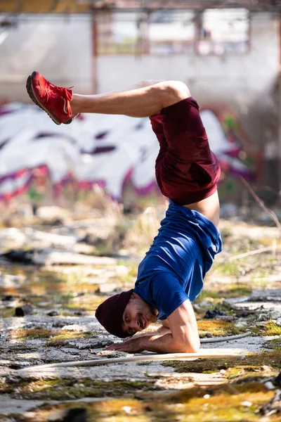 잘생긴 Warehouse Muscular Athletic Bodybuilder Fitness Model Doing Handstand — 스톡 사진