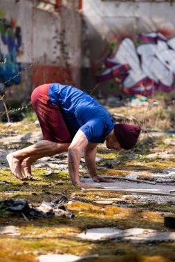 Yakışıklı Adam Depoda Güçlü Duruyor ve Dengeyi Koruyor - Kas Atletik Vücut Geliştirici Fitness Modeli Şınav Çekiyor