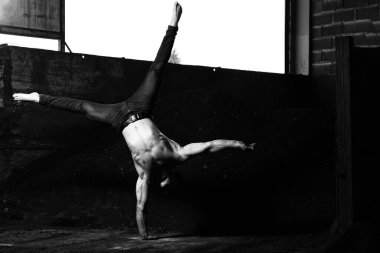 Depoda Dengeyi Koruyan Genç Adam - Kas Atletik Vücut Geliştirici Fitness Modeli Şınav Çekiyor