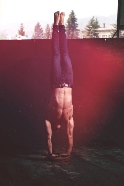 Depoda Elleri Dengede Tutan Genç Adam - Kas Atletik Vücut Geliştirici Fitness Modeli Şınav Çekiyor