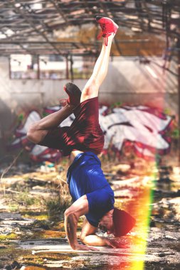 Depoda Güçlü Duran ve Dengeyi Koruyan Genç Adam - Kas Atletik Vücut Geliştirici Fitness Modeli Amuda Şınav Çekiyor