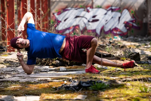 Hombre Guapo Manteniendo Equilibrio Las Manos Almacén Muscular Atlético Culturista —  Fotos de Stock