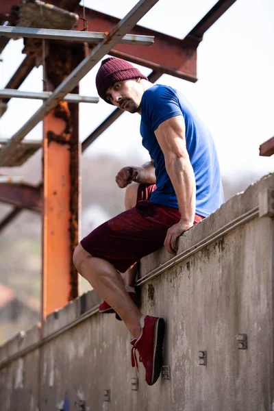 Young Muscular Man Resting Warehouse Exercises Portrait Physically Fit Young — Stock Photo, Image