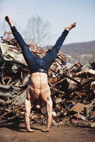 Jovem Homem Mantendo Equilíbrio Nas Mãos Velho Junk Yard Industrial — Fotografia de Stock