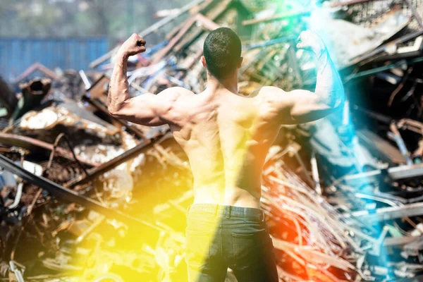 Young Man Standing Strong Old Scrap Metal Garage Flexing Muscles — Stock Photo, Image