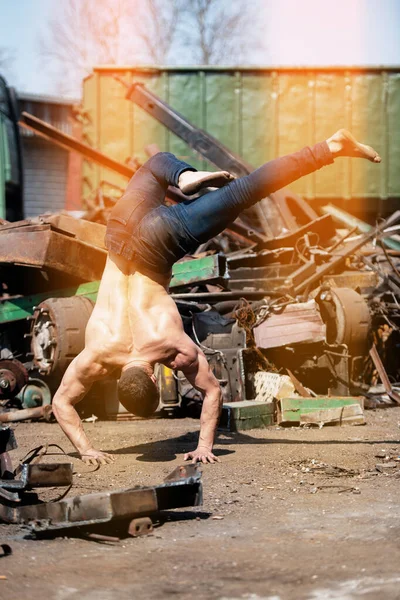 Homem Bonito Mantendo Equilíbrio Mão Antiga Jarda Lixo Industrial Muscular — Fotografia de Stock