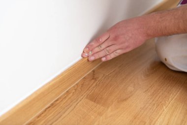 İnşaat işçisi, Eve Parke 'yi Onarmak ve Kurmak İçin Silikon Uygulama Parmağı Kullan