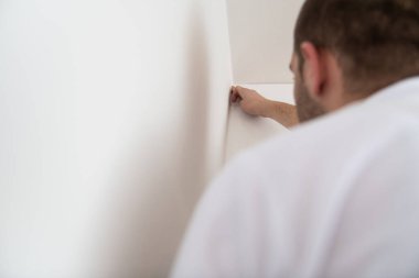 İnşaat işçisi, Evdeki Mutfak Tamiri ve Kurulumu İçin Silikon Uygulama Parmağı Kullan