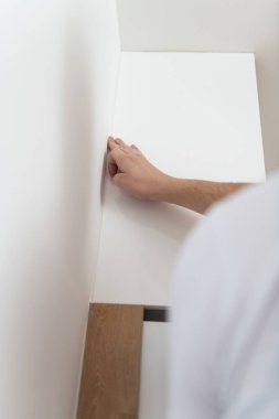 İnşaat işçisi, Evdeki Mutfak Tamiri ve Kurulumu İçin Silikon Uygulama Parmağı Kullan