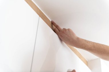 İnşaat işçisi, Evdeki Mutfak Tamiri ve Kurulumu İçin Silikon Uygulama Parmağı Kullan