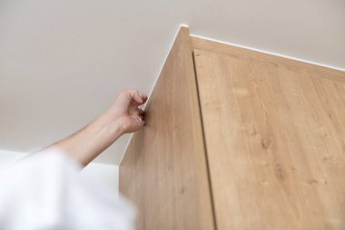 İnşaat işçisi, Evdeki Mutfak Tamiri ve Kurulumu İçin Silikon Uygulama Parmağı Kullan