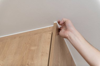 İnşaat işçisi, Evdeki Mutfak Tamiri ve Kurulumu İçin Silikon Uygulama Parmağı Kullan