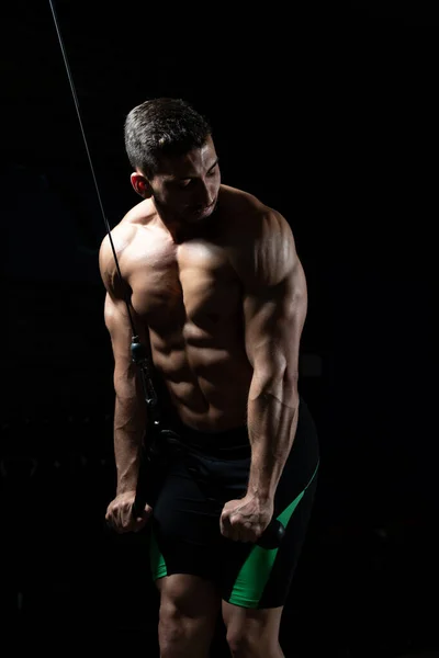 Hombre Gimnasio Haciendo Ejercicio Sus Tríceps Máquina Con Cable Gimnasio —  Fotos de Stock