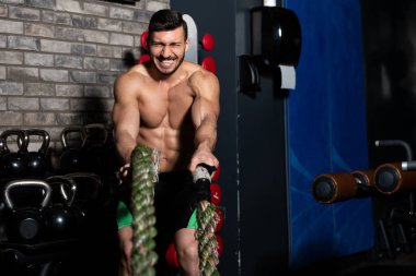 Dövüş Halatları Spor Salonundaki Genç Adam Egzersizi