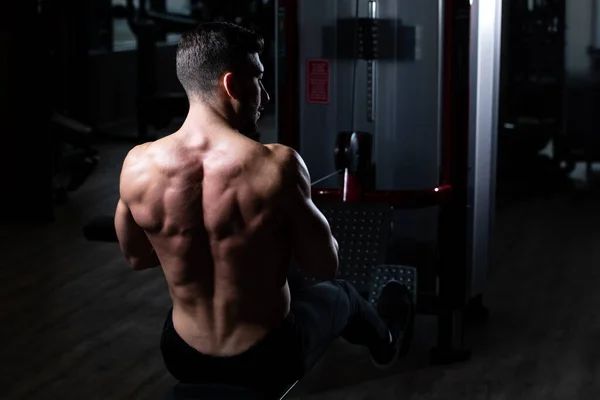 Guapo Culturista Haciendo Ejercicio Peso Pesado Para Volver Máquina — Foto de Stock