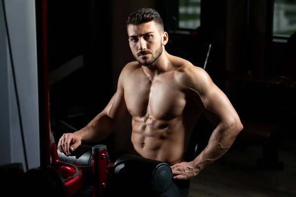 健美迷人的年轻男子 肌肉发达 在健身房放松身心 — 图库照片