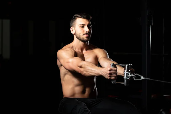 Atleta Bonito Fazendo Exercício Peso Pesado Para Volta Máquina — Fotografia de Stock