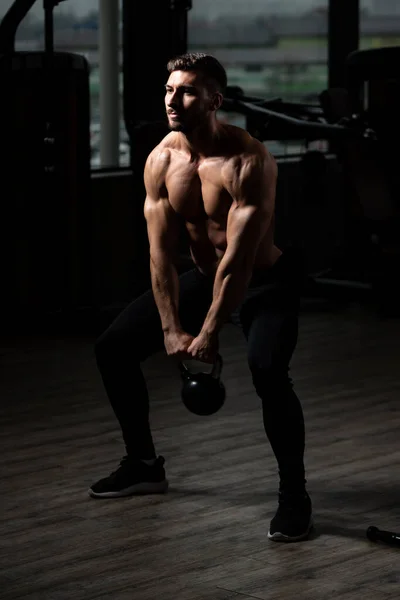 Man Utövar Med Kettle Bell Och Böjande Muskler Muskel Atletisk — Stockfoto