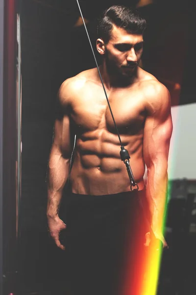 Hombre Gimnasio Haciendo Ejercicio Sus Tríceps Máquina Con Cable Gimnasio —  Fotos de Stock