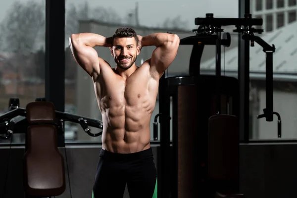 Young Man Standing Strong Gym Flexing Muscles Muskelatletisk Kroppsbyggare Fitness — Stockfoto