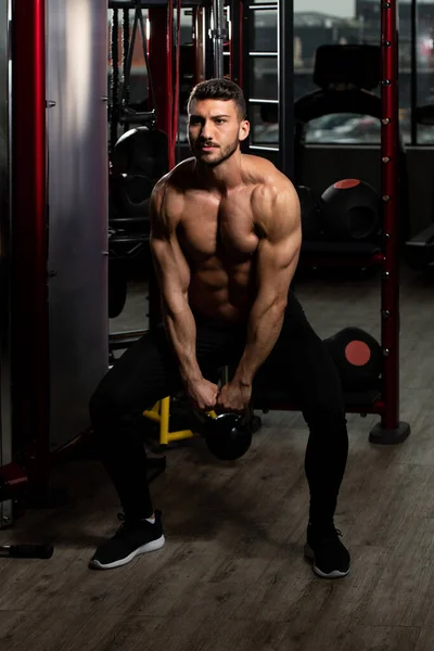 Mann Trainiert Mit Wasserkocher Glocke Dunkler Sporthalle Bodybuilder Macht Krafttraining — Stockfoto