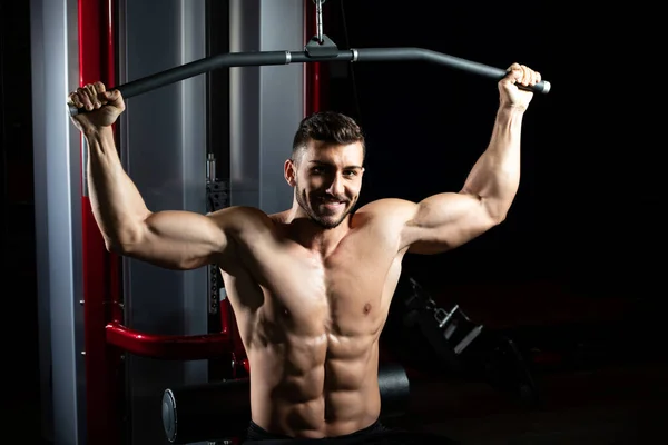 Atleta Bonito Fazendo Exercício Peso Pesado Para Volta Máquina — Fotografia de Stock