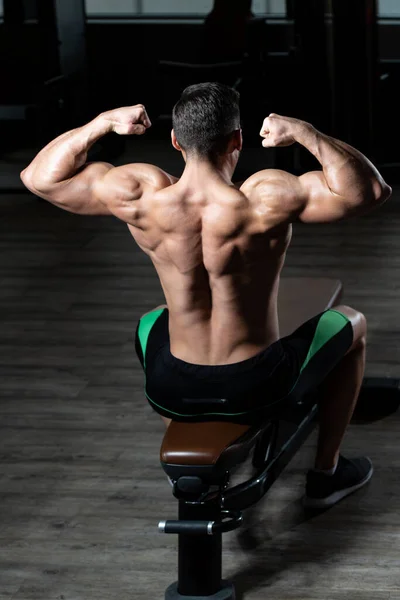 Beau Jeune Homme Debout Fort Dans Gymnase Les Muscles Flexibles — Photo